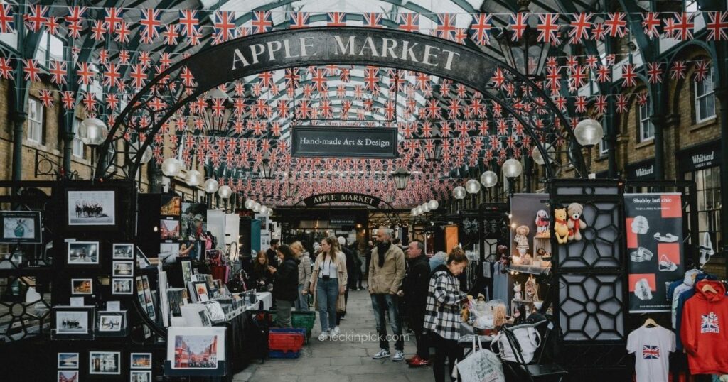 Street performers entertaining visitors in Covent Garden Market.