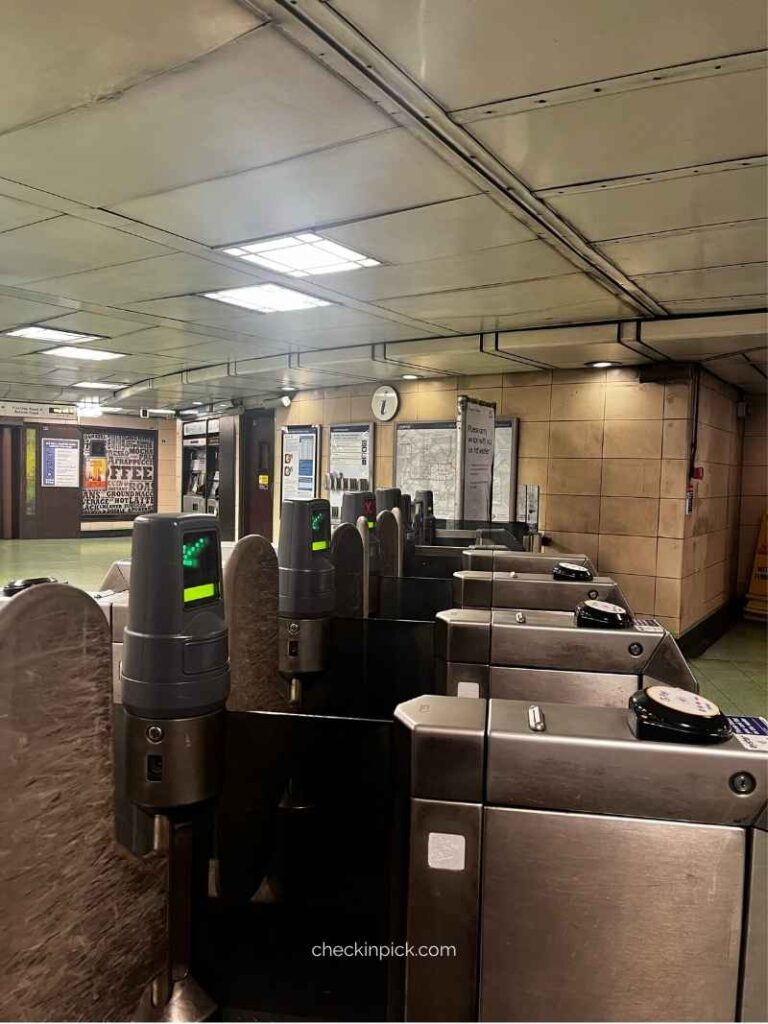 Tube gate reader for Oyster and contactless payment, key to this London Underground guide