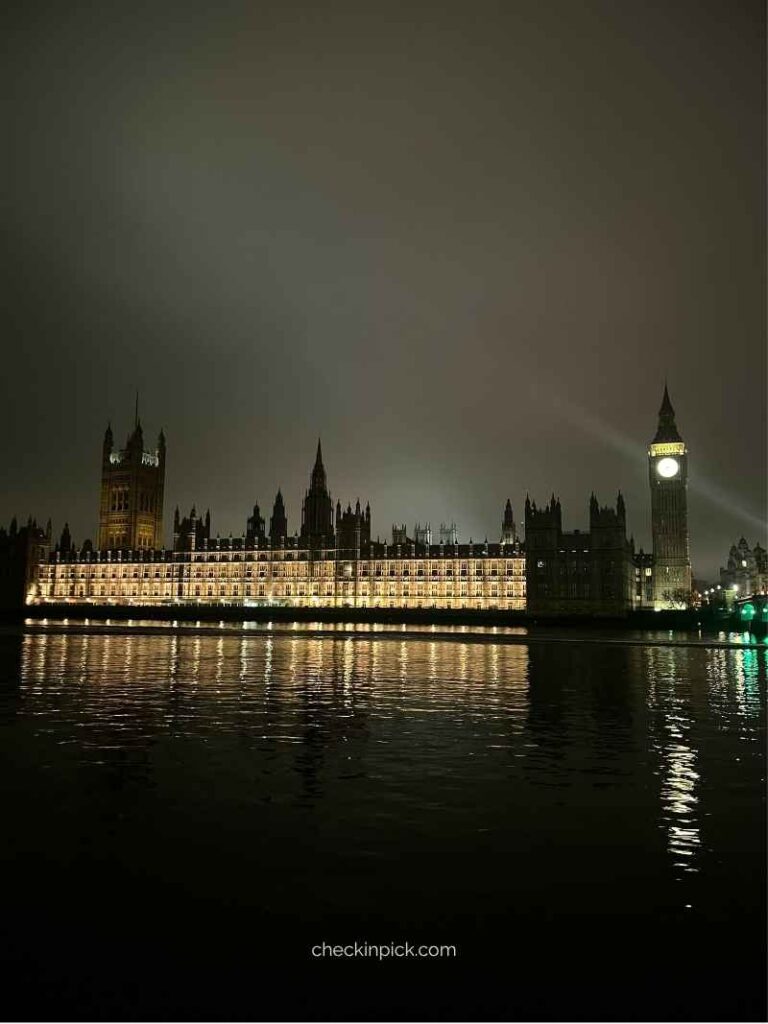 Big Ben and the Houses of Parliament at night in London